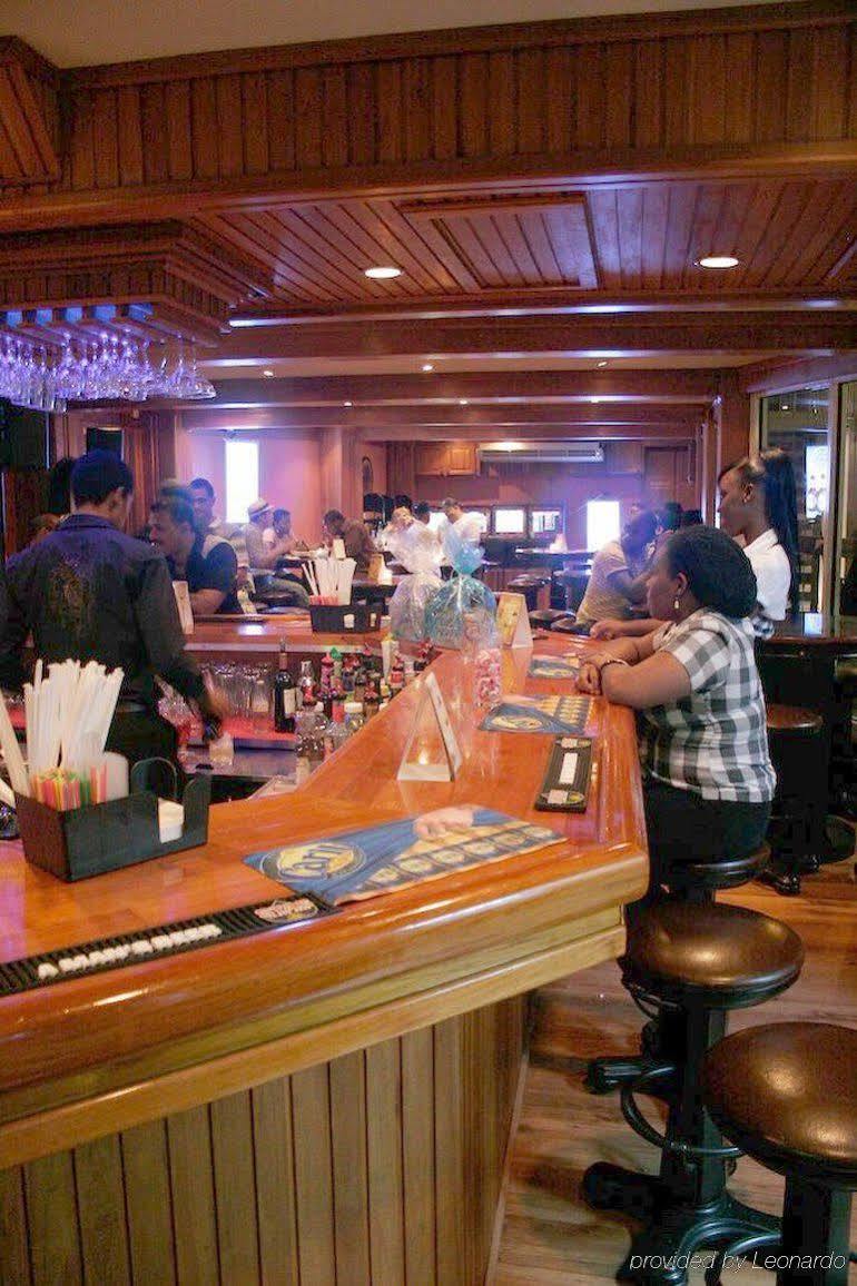 Tradewinds Hotel San Fernando Restaurant foto