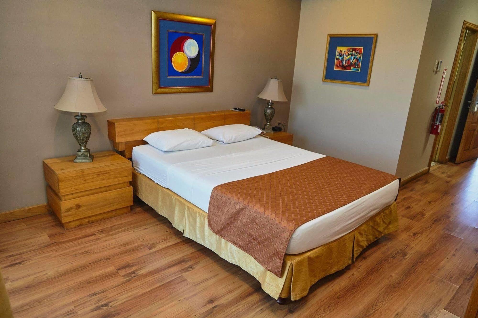 Tradewinds Hotel San Fernando Buitenkant foto